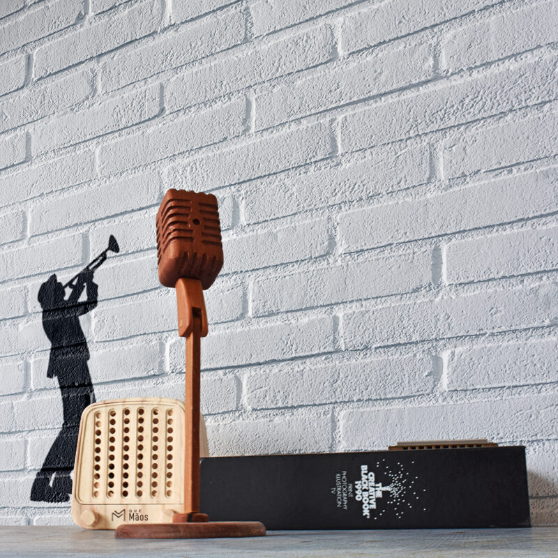 Imponente Enfeite Escultura de Madeira – Microfone Jazz