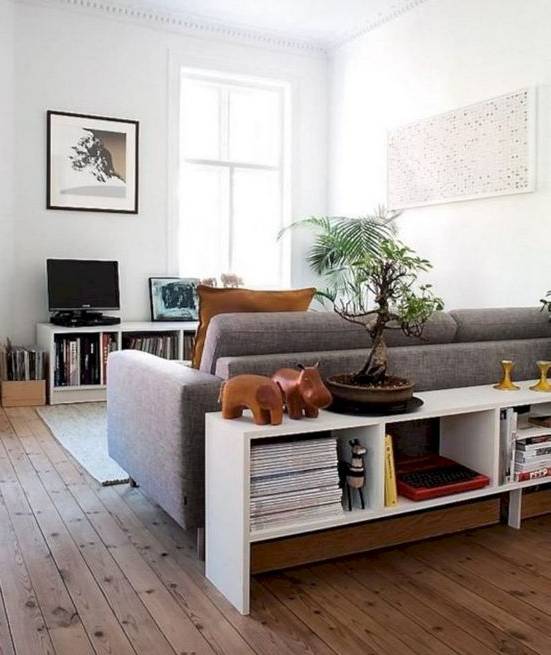 Como usar a parte atrás do sofá para otimizar o espaço