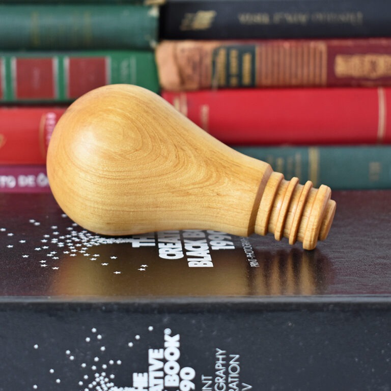 Enfeite Escultura de Madeira - Lâmpada Heureka!