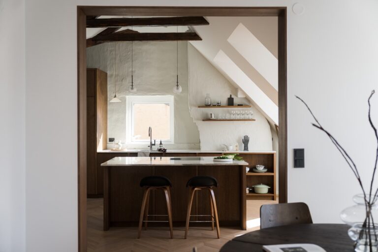 Reforma de Apartamento no Sótão: Design Minimalista e Acabamentos de Luxo