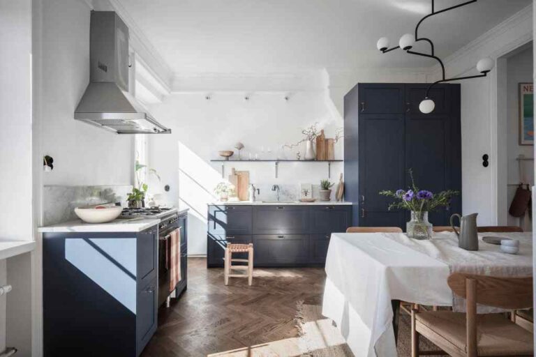 Design Elegante com Armários Shaker Azuis e Parede Azul