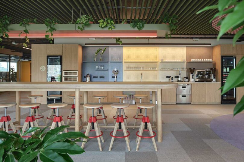 Escritório Tenderly: Um Refúgio Criativo entre o Zen e o Lúdico