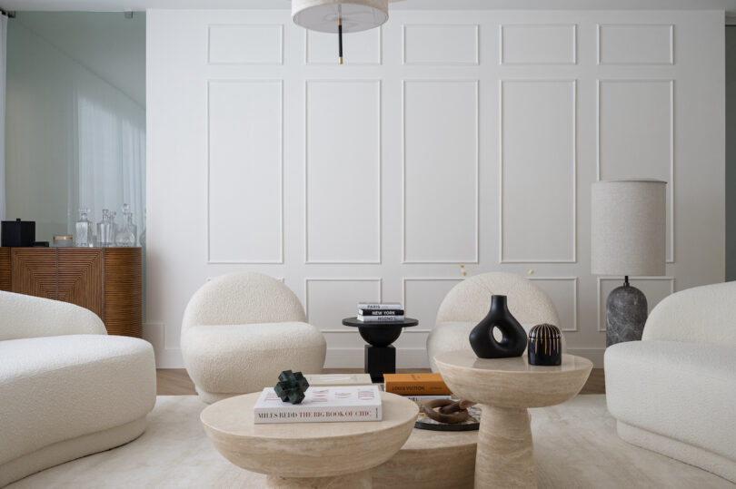 Um par de espreguiçadeiras bouclé dentro da sala principal