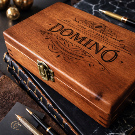 Close Caixa do Jogo de Dominó de Madeira Que Mãos
