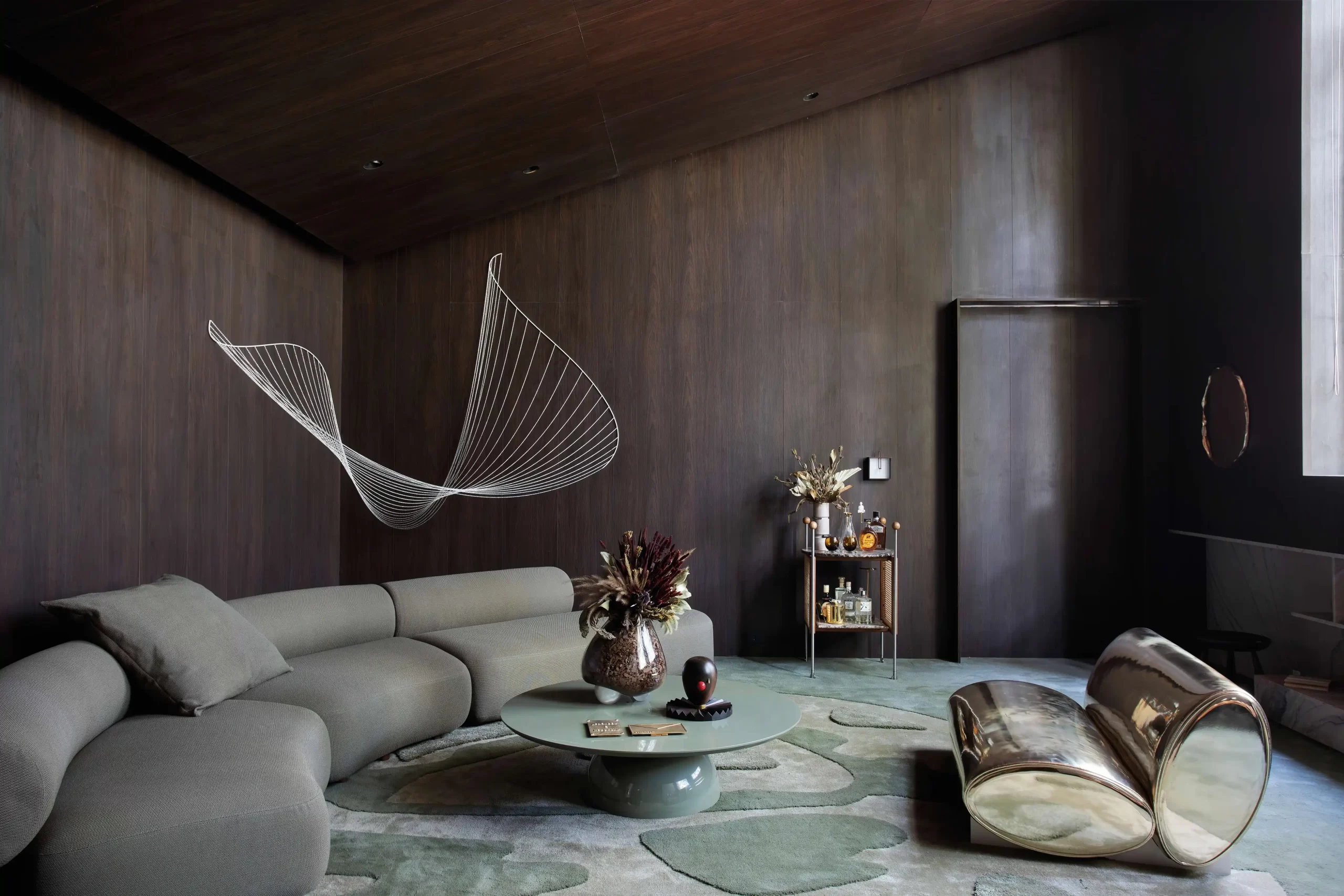 Madeira Escura na Decoração 2026: Elegância Tátil e Conforto para o Lar